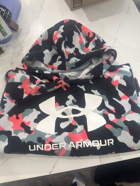 Under Armour Black, Gray & Coral Camo Pullover Hoodie youth medium